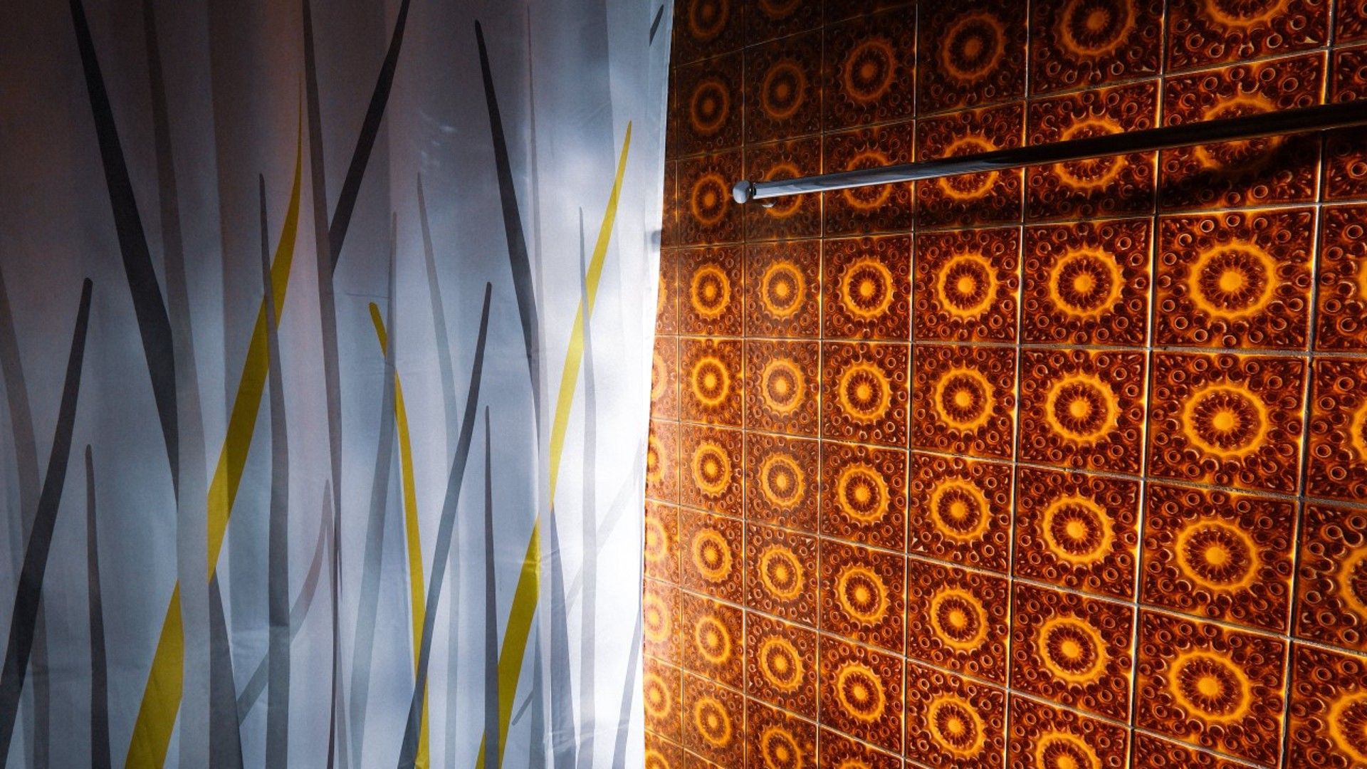 Un mur orné d’un motif géométrique et surmonté d’une barre verticale.