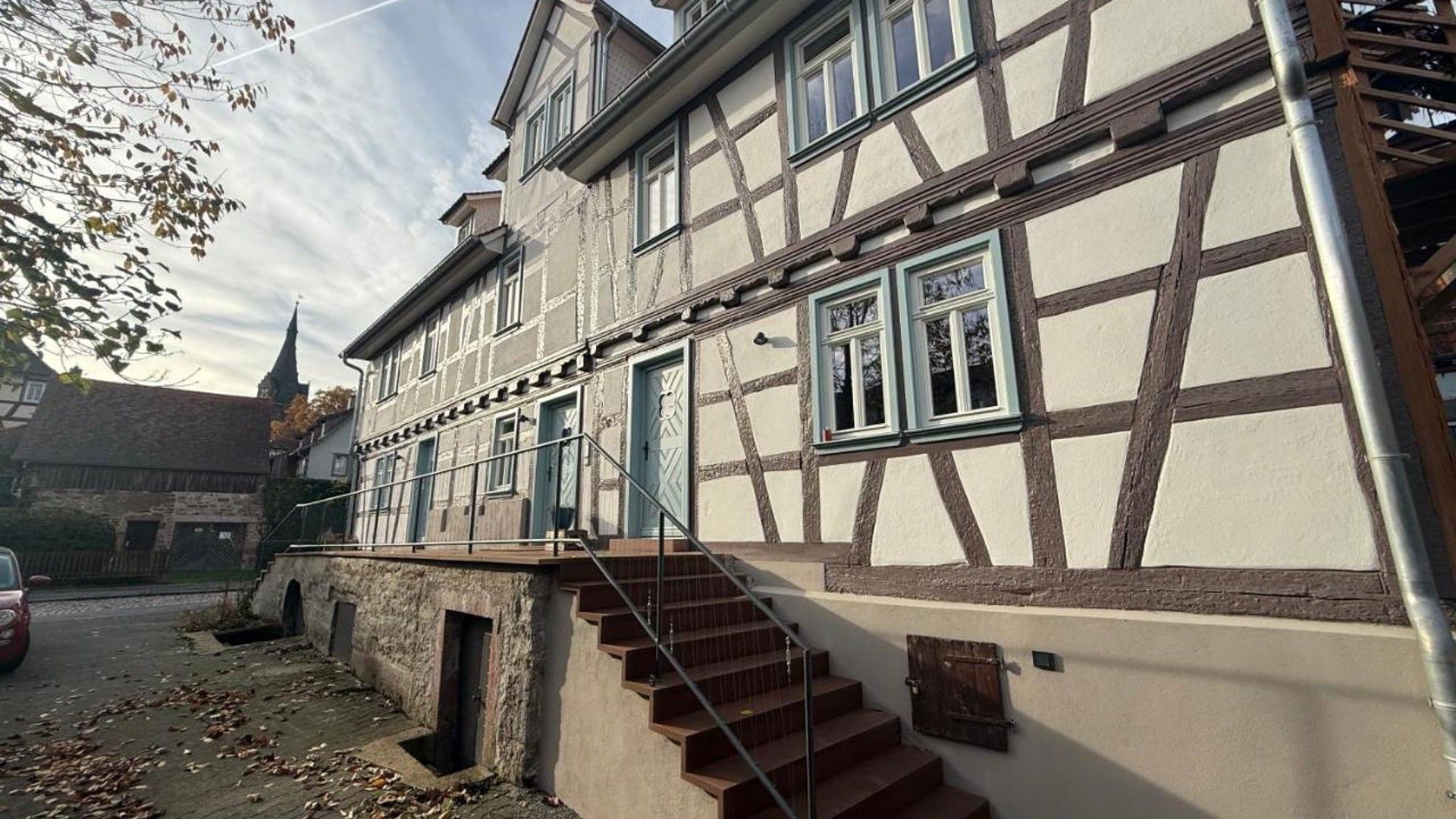 Ein traditionelles Fachwerkhäus mit einer Treppe, die zum Eingang führt.