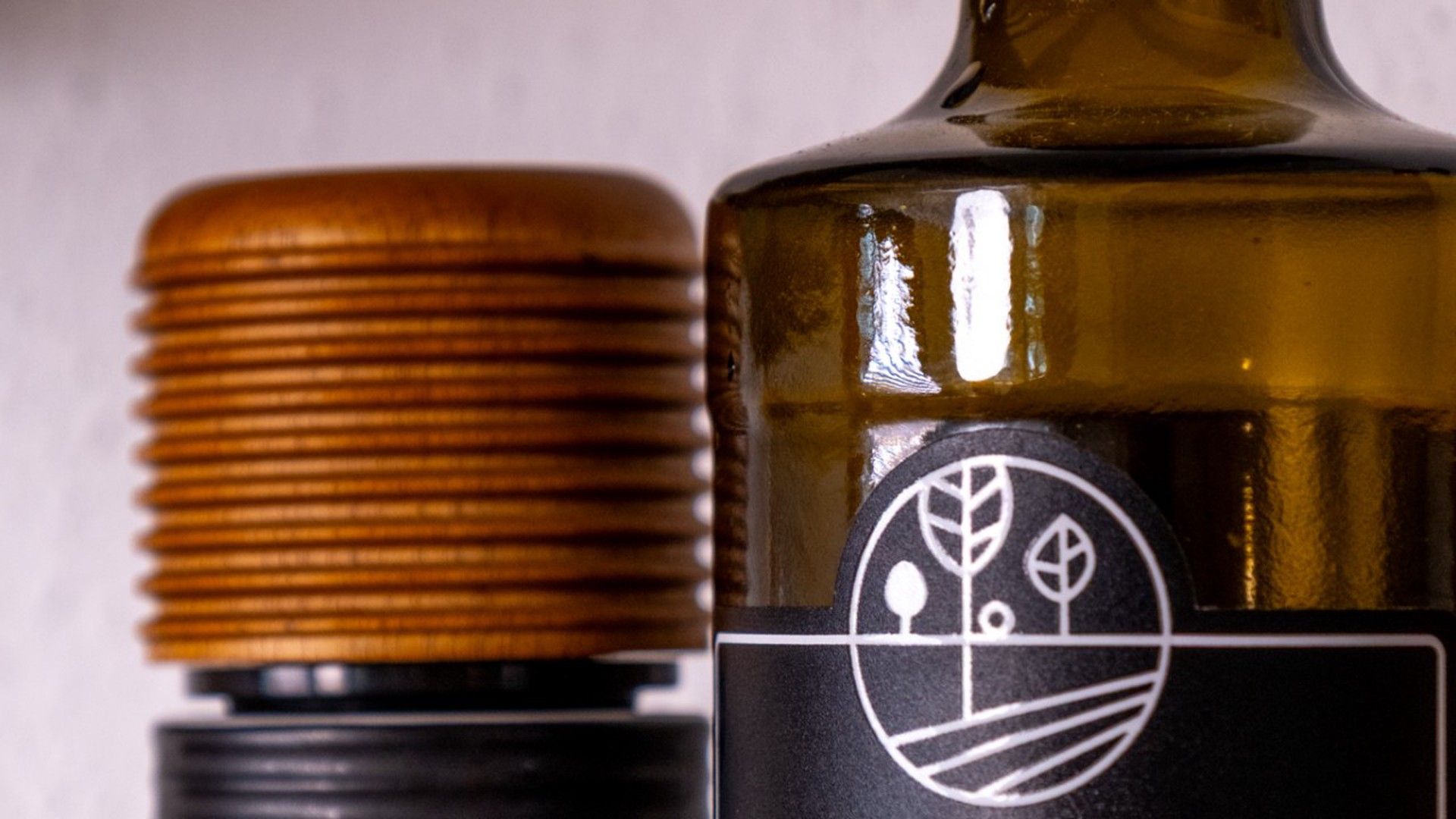 Una botella con etiqueta que presenta un diseño geométrico.