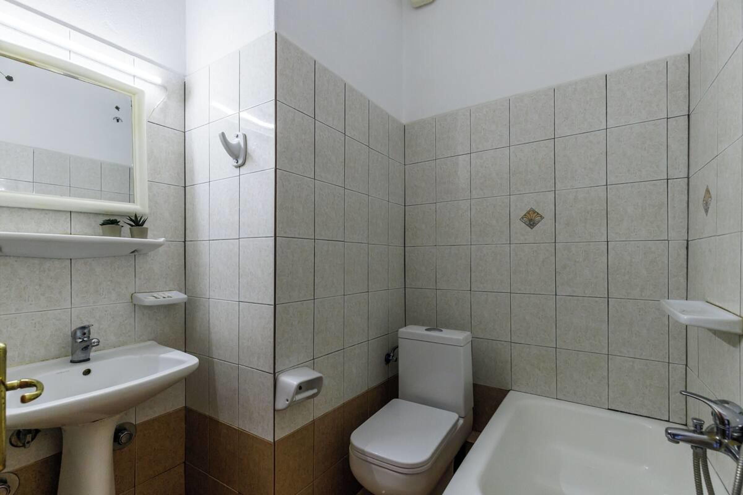 Une salle de bain avec un lavabo, des toilettes et une baignoire.