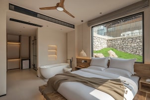 Habitación básica doble, vistas a la colina | Cortinas opacas