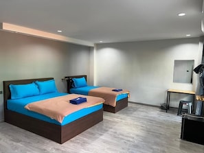 A hotel room with two beds, a desk, and a mirror. - CK Residence Hat Yai (Chang Wat Songkhla)