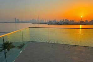 A waterfront balcony with a city skyline in the background. - Exquisite 1 Bed l Creek Skyline View l Gym & Pool (Dubai)