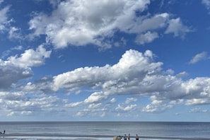 Ein Strand mit blauem Himmel und Wolken.