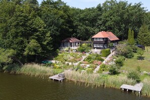 A lakeside property with a house, dock, and landscaped garden. - ||-------------------at Schlabornsee-------------------|| (Zechlinerhütte)