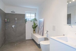A modern bathroom with a shower, toilet, and sink. - ||-------------------at Schlabornsee-------------------|| (Zechlinerhütte)