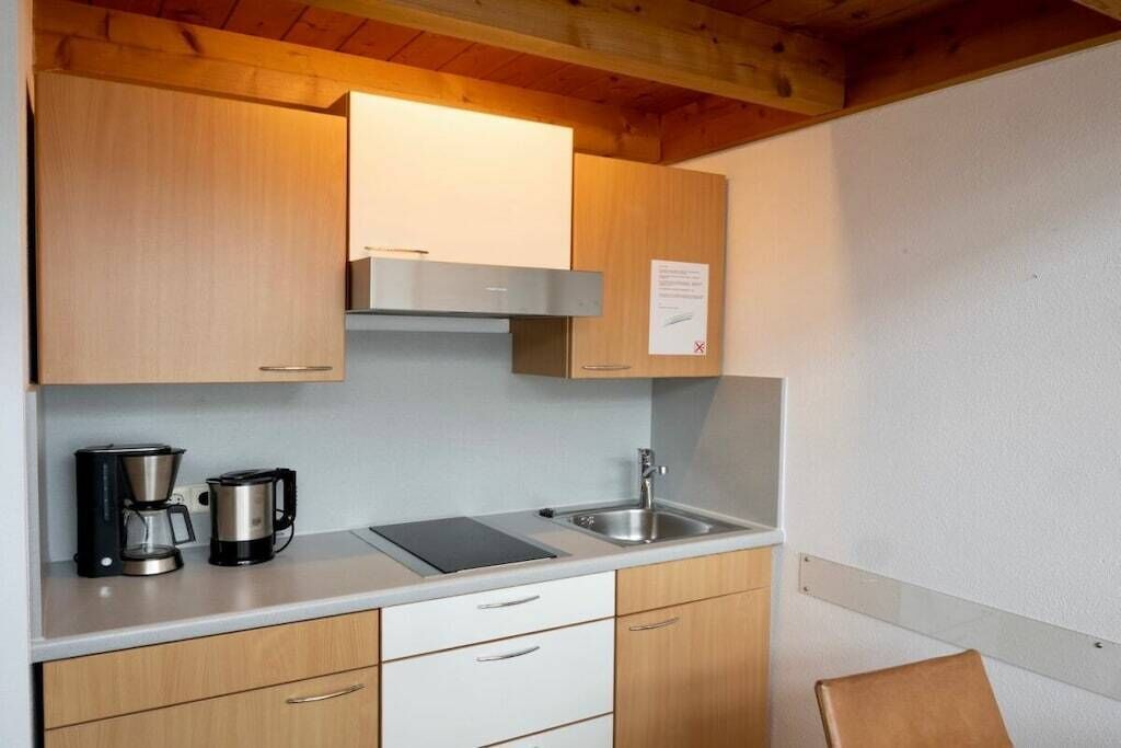 Wasserkocher mit Kaffee-/Teezubehör, Kühlschrank, Ofen, Herdplatte