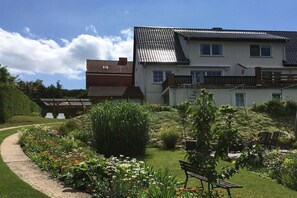 A residential building with a garden, a pathway, and a bench. - Holidays at Bärbel Güldner's (Feldberger Seenlandschaft)