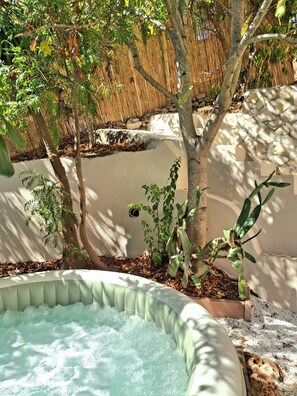 Outdoor spa tub - Vrbo Property (Toscana)