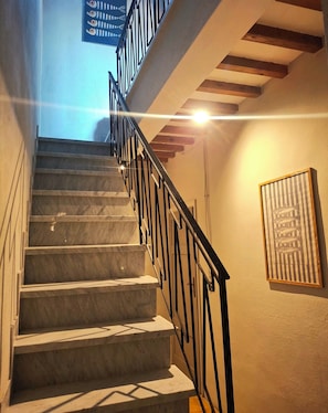 A staircase with marble steps and black metal railings, leading to an upper floor. - Ganzo Tuscany Villa - Jacuzzi & Nature (Toscana)