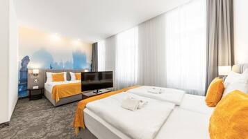 Habitación cuádruple, vistas a la ciudad | Espacio para trabajar con un portátil y wifi gratis
