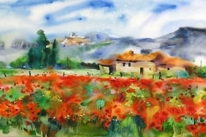 Een aquarel van een landelijk landschap met een huis, bomen en een veld vol rode bloemen.