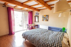 Ein Schlafzimmer mit einem Bett, einem Schreibtisch und einem Stuhl.