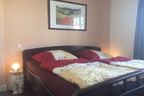 A single bed with a headboard, a bedside lamp, and a framed picture on the wall. - Villa Bernstein Apt. 32 (Binz)