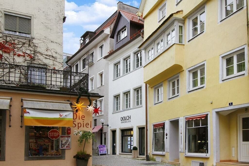 A street with buildings, one with a sign that says 'Die Spiel'.