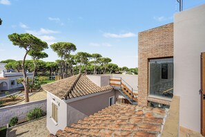 A residential building with a tiled roof, a staircase, and a large window. - Holiday home 'Villa Nakupenda' with private pool, Wi-Fi and air conditioning (Chiclana de la Frontera)