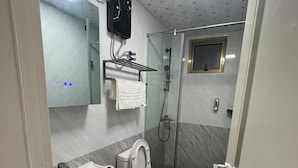 Classic-Studio, Balkon, Stadtblick | Badezimmer | Kostenlose Toilettenartikel, Hausschuhe, Handtücher, Seife