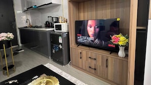Großer Kühlschrank, Mikrowelle, Ofen, Herdplatte
