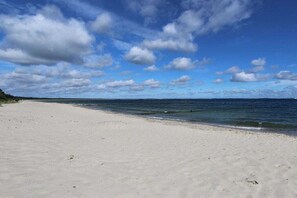 A beach with a clear sky and calm sea. - Holiday home in Glowe with swimming pool (Glowe)