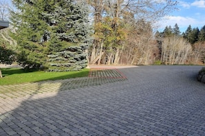 A paved driveway leading to a building with a metal gate. - Ketterer Hinterzarten Black Forest (Hinterzarten)