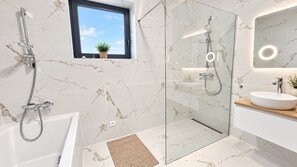 Een haardroger, handdoeken, toiletpapier