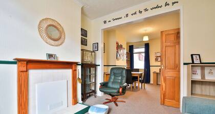 Gavin & Stacey: Uncle Bryn's House, Barry Sleeps 6