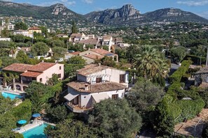 Un barrio residencial con casas, una piscina y montañas al fondo.