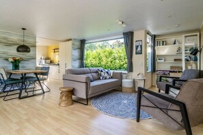 Una sala moderna con un sofá, una mesa de centro y un comedor.