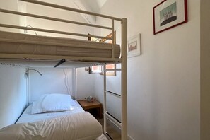 A bunk bed room with a small table and a framed picture on the wall. - Holiday home in Aups with swimming pool (Aups)