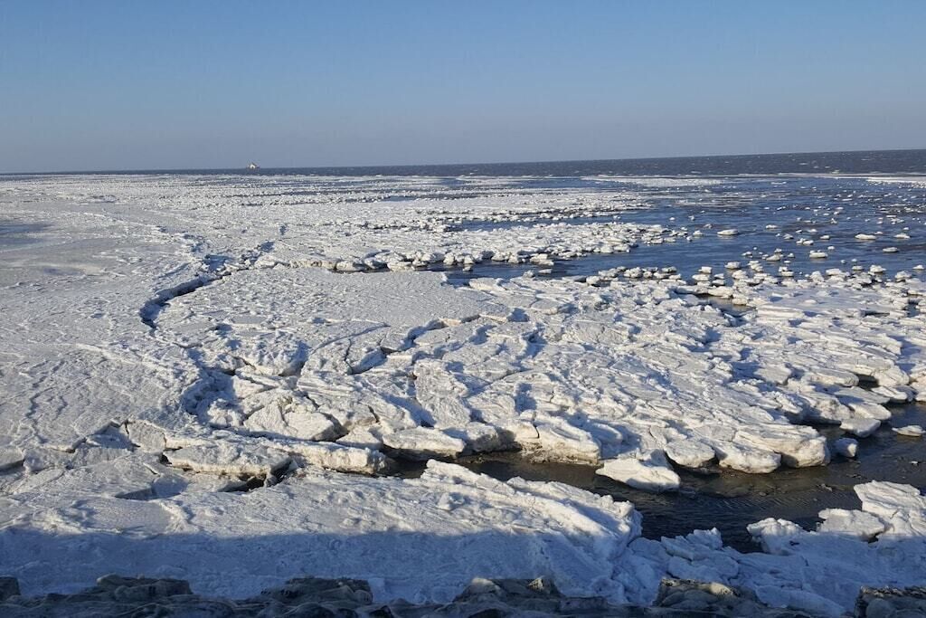Un paisaje helado con formaciones de hielo dispersas.
