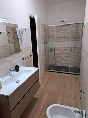 Bathroom - Room 'Camera Doppia- Da Tea Affittacamere' with Mountain View, Wi-Fi and Air Conditioning (Olzai)