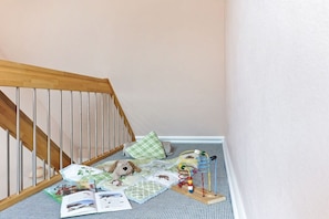 A staircase with a wooden handrail and a patterned carpet. - Holiday home with 1 bedroom (Groß Zecher)