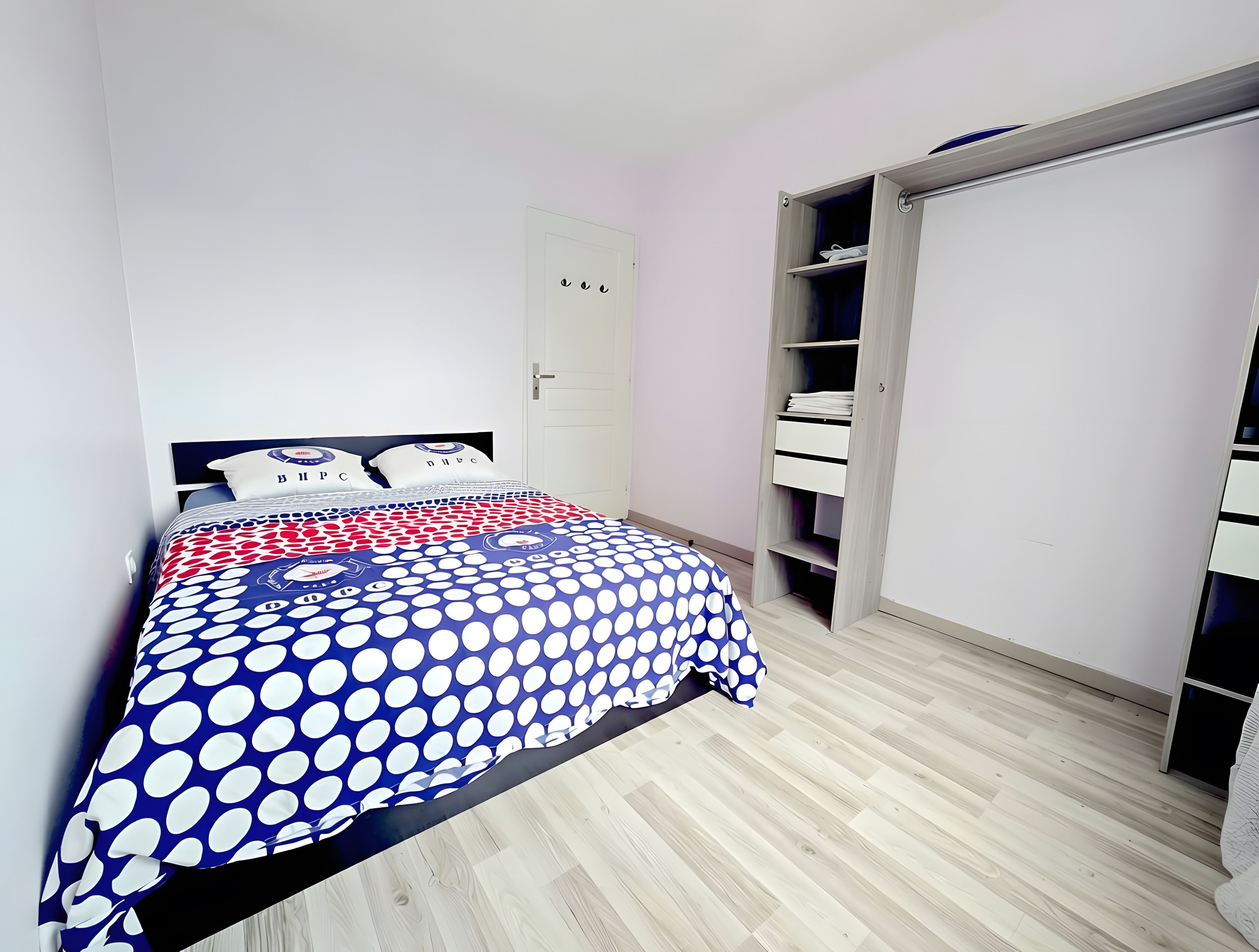 Une chambre à coucher avec un lit, une armoire et une porte.