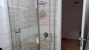 A glass-enclosed shower with a tiled wall and a wooden floor. - Room Da Tea - Rooms with shared bathroom, mountain view, Wi-Fi, air conditioning (Olzai)