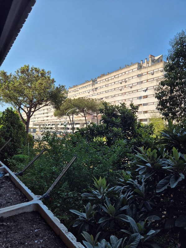 A multi-story building with a flat roof and numerous windows. - Vrbo Property (Roma)