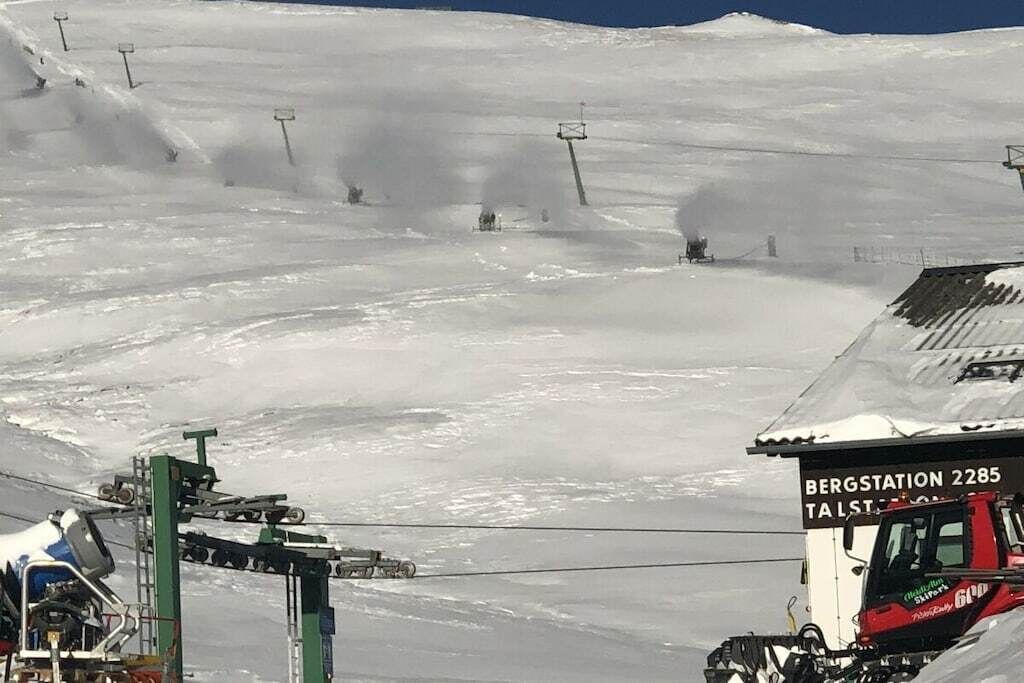 Pendiente nevada con un cartel que indica Bergstation 2285 Talstorf.