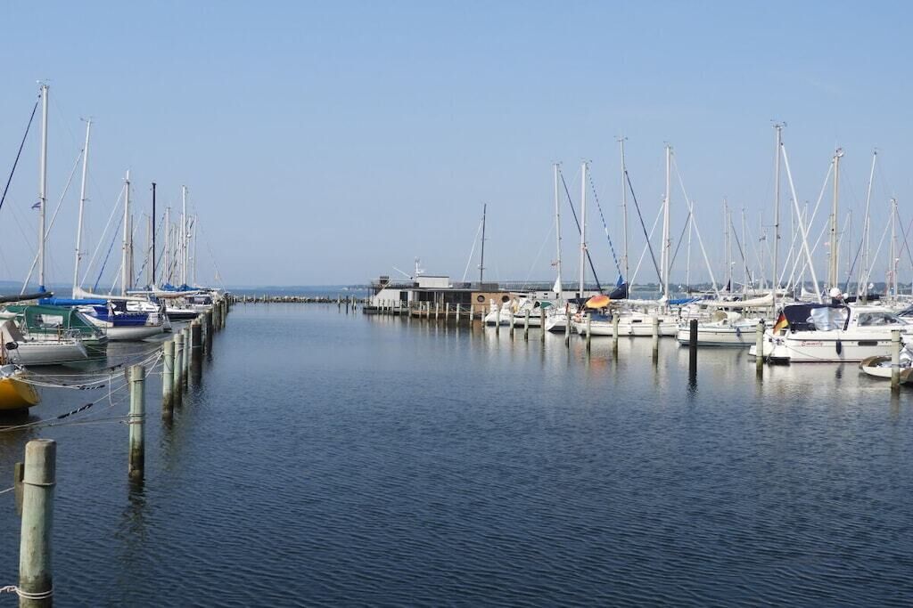 Een jachthaven met boten afgemeerd aan het water.