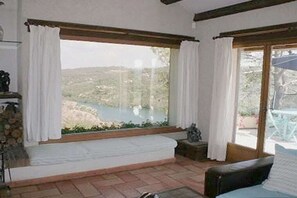 A room with a large window, a bench, and a sofa. - Holiday home with 3 bedrooms (Esparron de Verdon)
