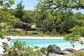A swimming pool with a view of a beach and trees. - Holiday home with 2 bedrooms (Saint-Martin-de-Castillon)