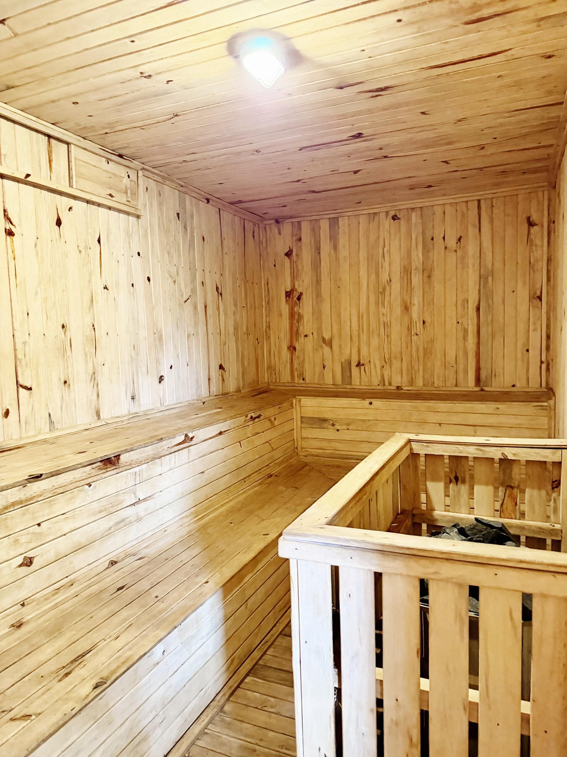 Ein Saunaraum mit Holzwänden und -bänken.