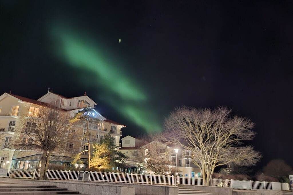 Et hotel med synlig balkon og udsigt til nattehimlen.