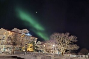 A hotel with a visible balcony and a view of the night sky. - Holiday apartment with 1 bedroom (Kühlungsborn Ost)