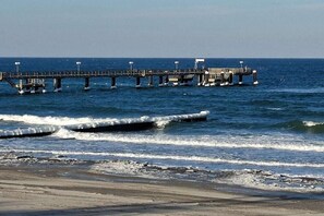 A pier extending into the ocean with waves crashing onto the shore. - Holiday apartment with 1 bedroom (Kühlungsborn Ost)