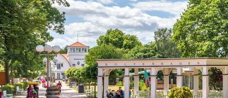 A park with a gazebo labeled 'BOLTEENHAGEN' and a building with a red roof in the background.