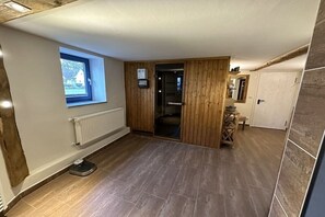 A room with a window, radiator, and a door leading to another space. - Beach villa Miramare, apartment Seezunge (Ostsee Bad Boltenhagen)