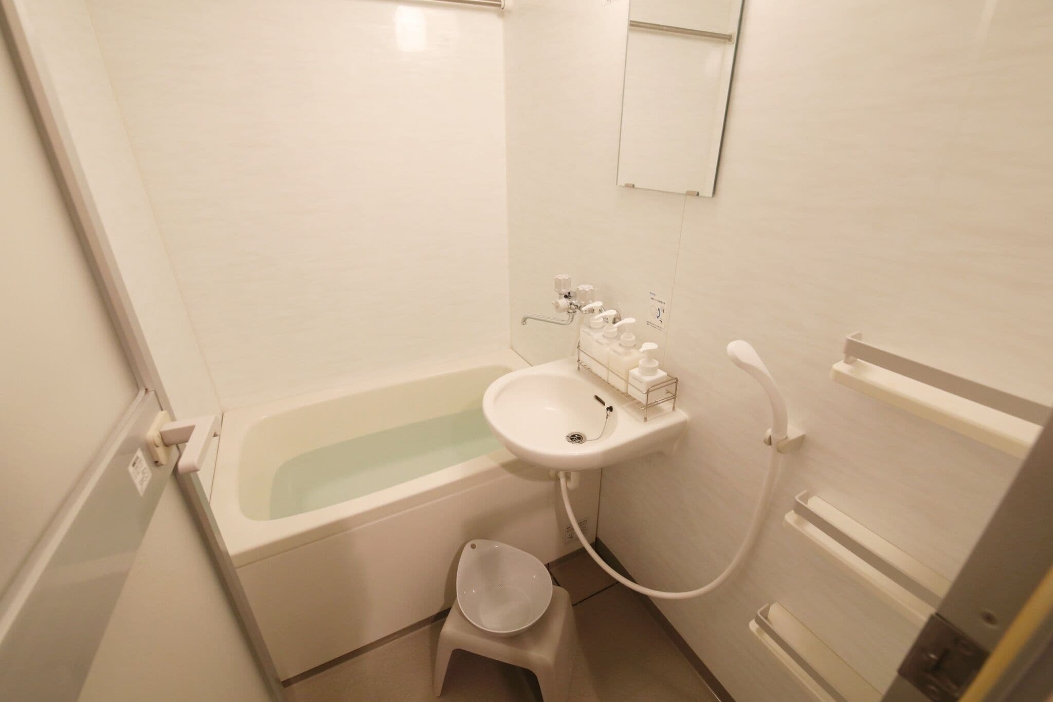 Un baño pequeño con una bañera, un lavabo e inodoro.