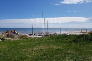 A beach with boats and a small structure. - Holiday home in Damp with swimming pool (Damp)