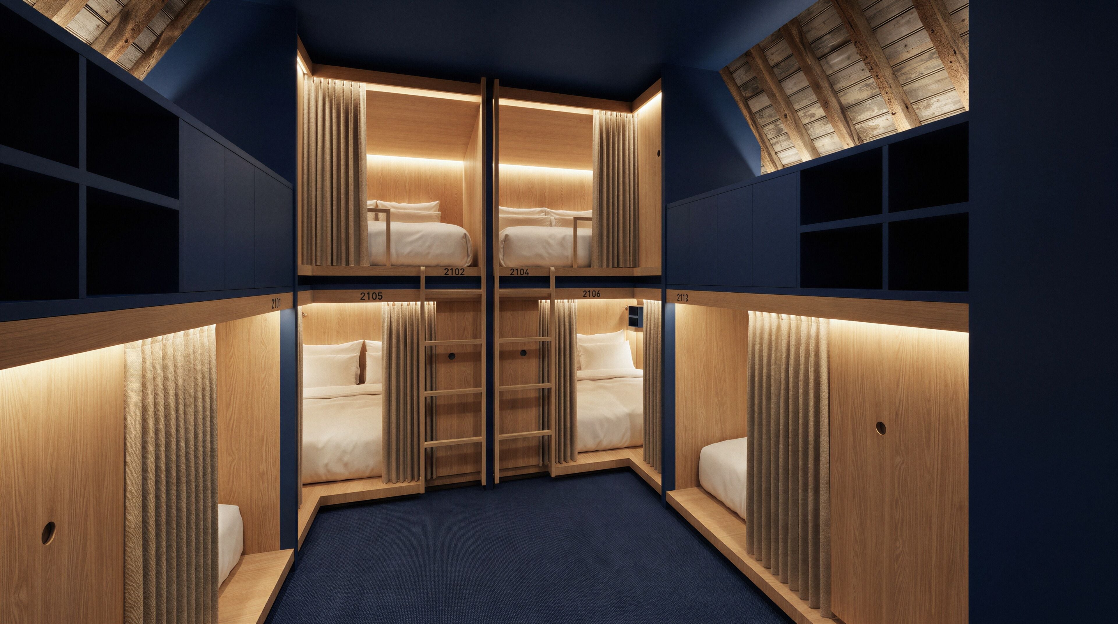 Un espacio compacto para dormir en varios niveles, con literas, paneles de madera y un tragaluz.
