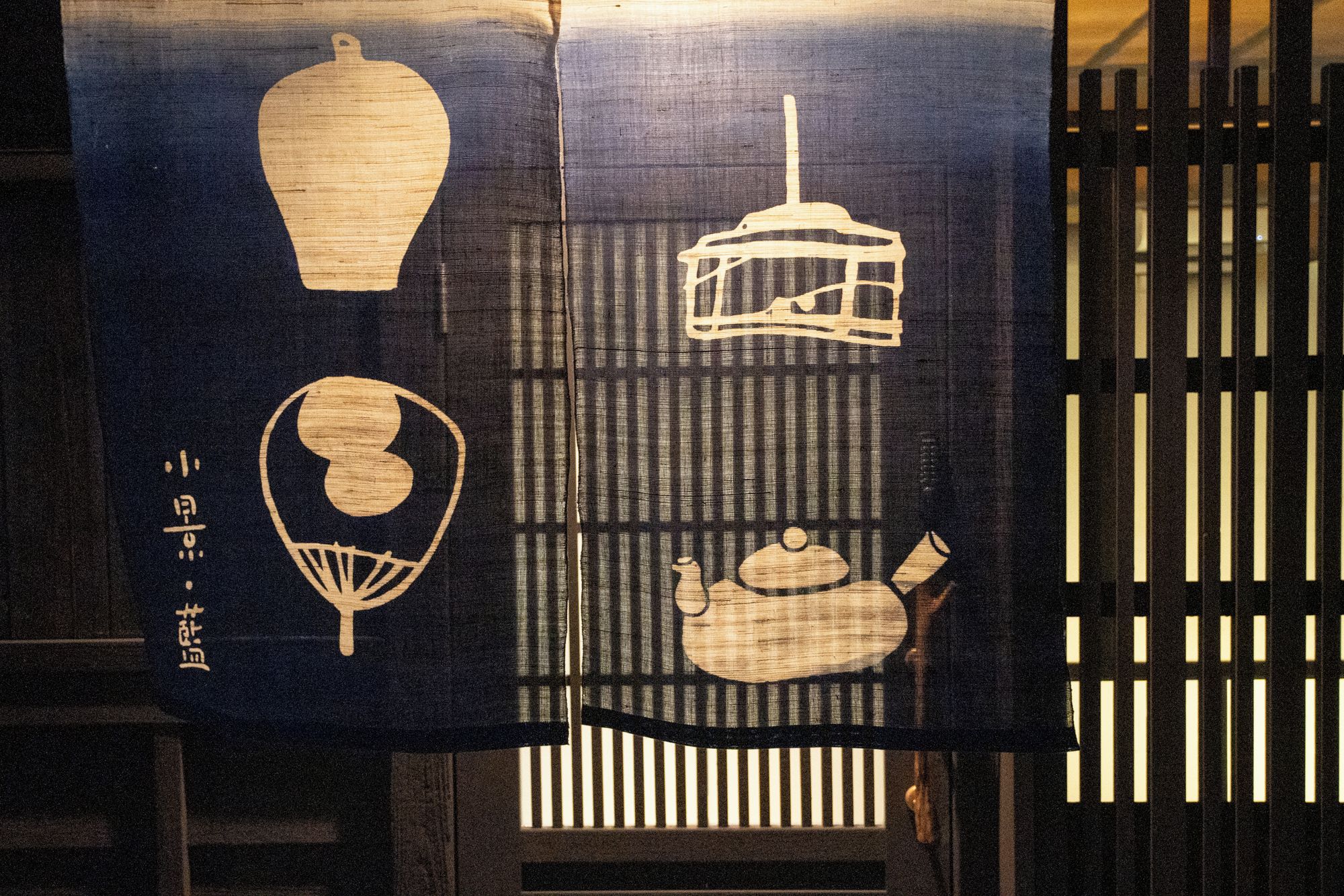 Een traditionele Japanse kamer met tatami vloerbedekking, een shoji schuifwand en een hanglamp.