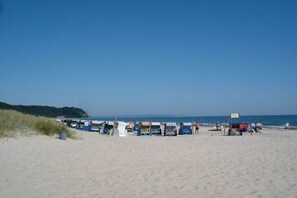 A beach with beach huts and a clear sky. - House Sea View Apartment A 1.04 (Baabe)